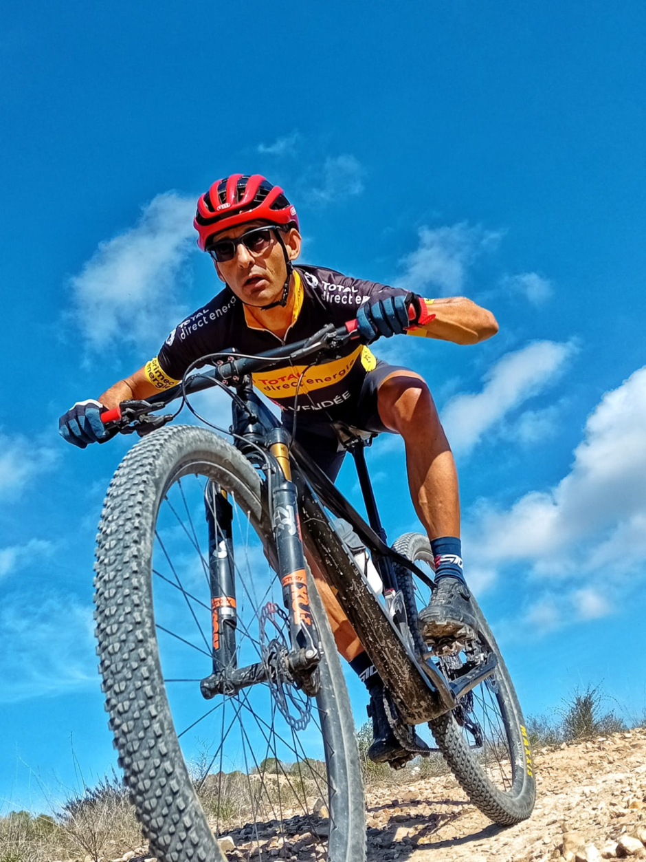 Carlos Arribas compitiendo en MTB